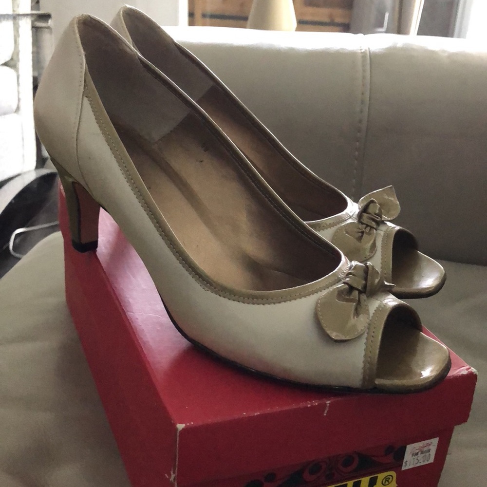 VANELI - ‘Maed’ Leather Peep Toe Bow Heels  - Sand - Picture 4 of 9